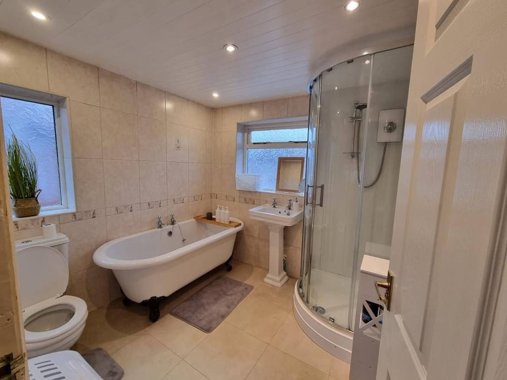 3 Bed Spacious House With Parking