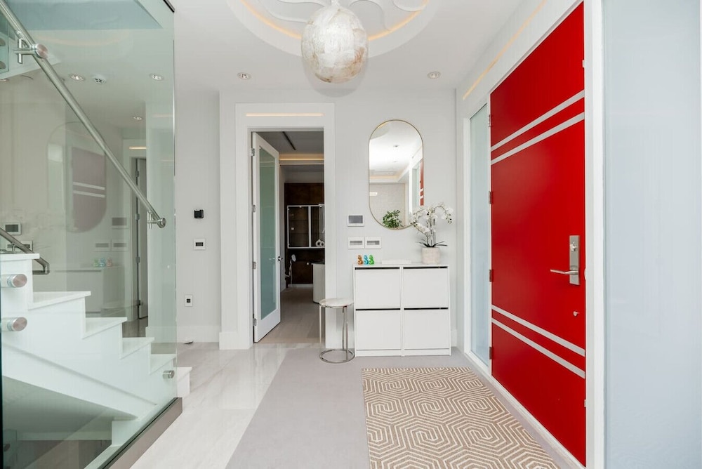 Centrally-located Luxury Home With Views Cinema