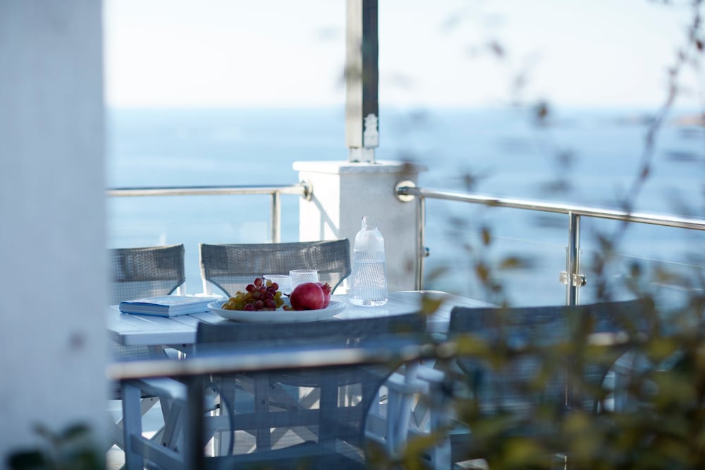 Eleia Seafront Rooms & Villas