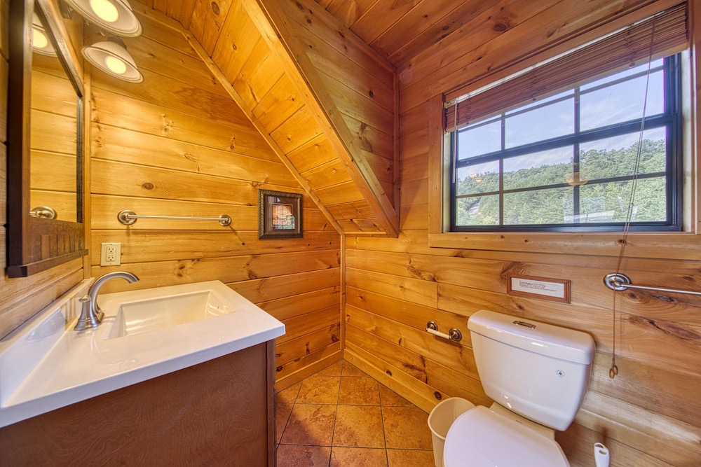 Cabin w Amazing Views Theater Firepit Hot Tub