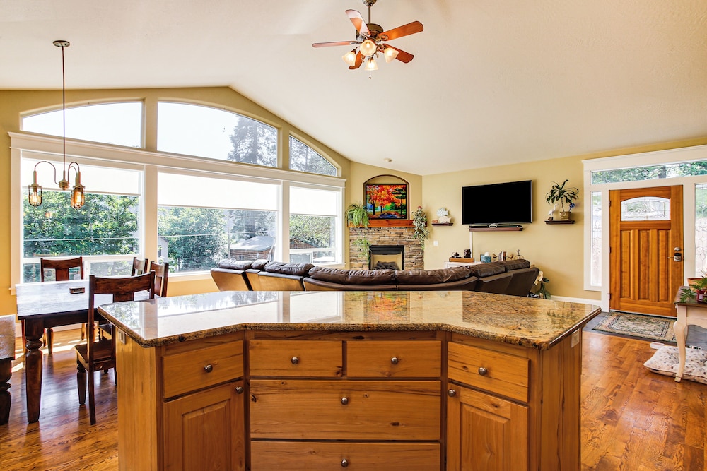 Rathdrum Home w/ Hot Tub: Steps to Beach Access! view 4