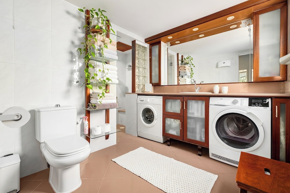 Relax in a Garden Oasis by Sea N' Rent