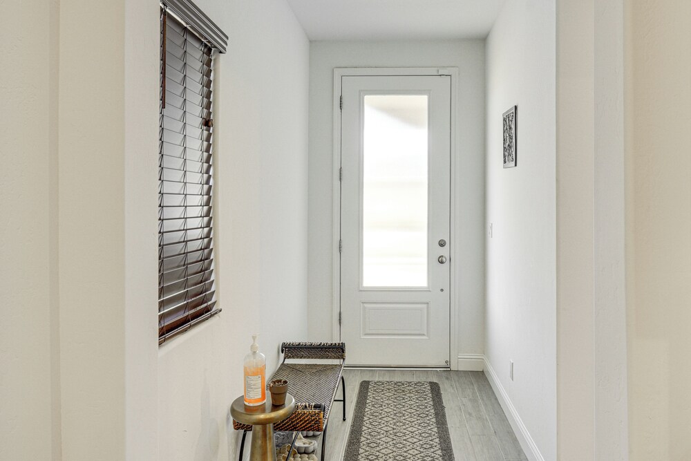 9 Mi to Dtwn Bakersfield: Pet-friendly Home