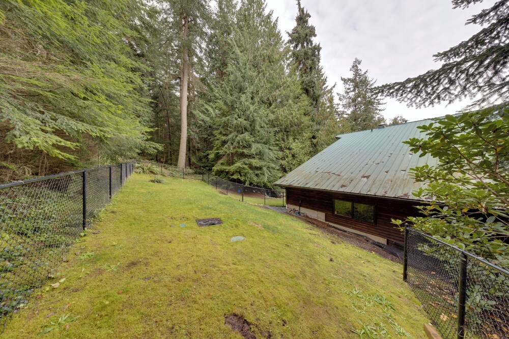 Apt w/ Bay Views, Deck & Grill in Oak Harbor! view 4