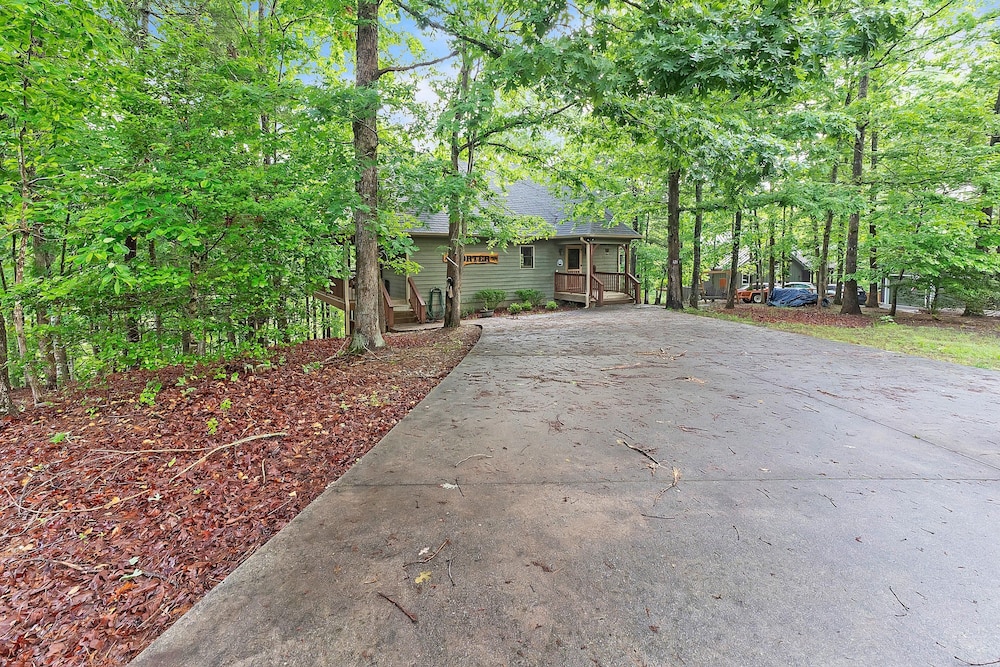 Mountain Getaway With Hot Tub & Game Room 4 Bedroom Cabin