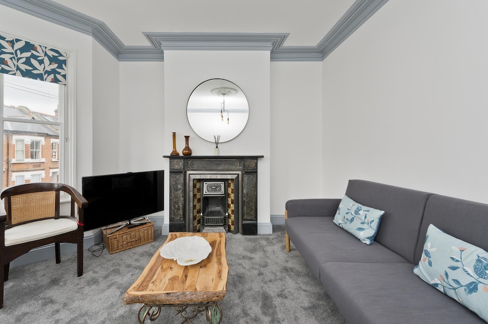 Stylish one Bedroom Flat Near Kew Gardens by Underthedoormat