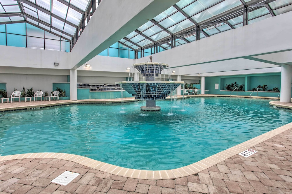 Pools & Spas: Beachfront Studio at Landmark Resort