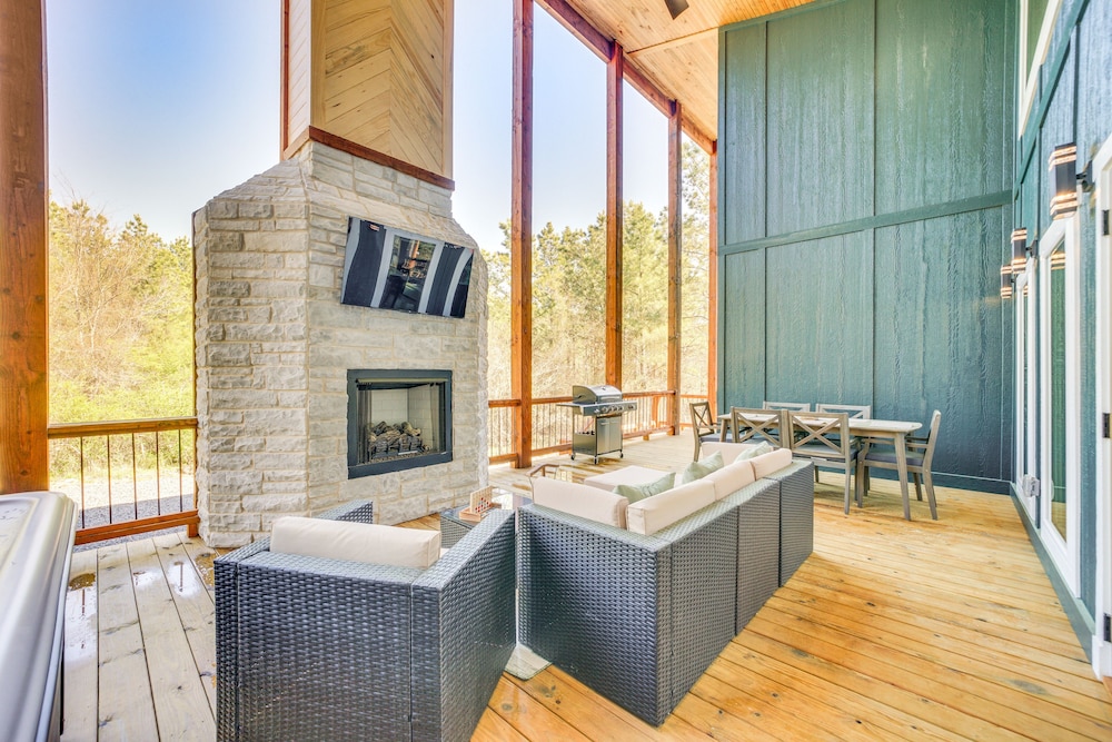 Broken Bow Cabin ~ 5 Mi to State Park w/ Hot Tub!