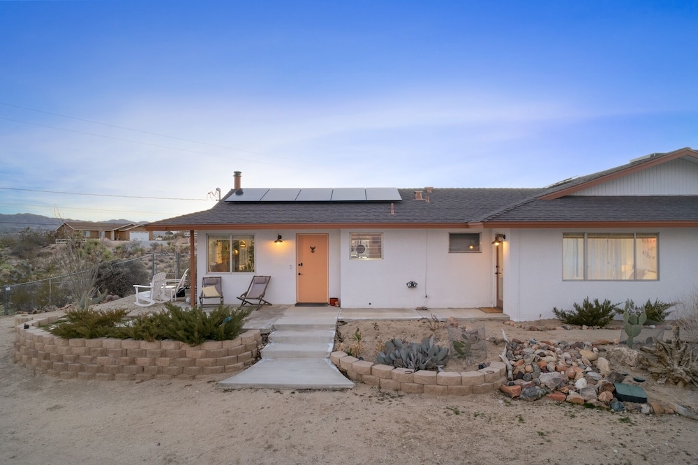 Pickle Ranch - Desert Paradise With Hot Tub, Fire Pit & Bbq 2 Bedroom Home by Redawning view 5