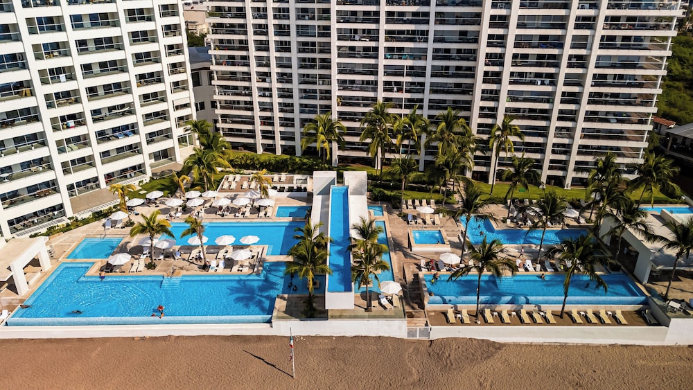 Oceanfront 1BR with Balcony & Pool