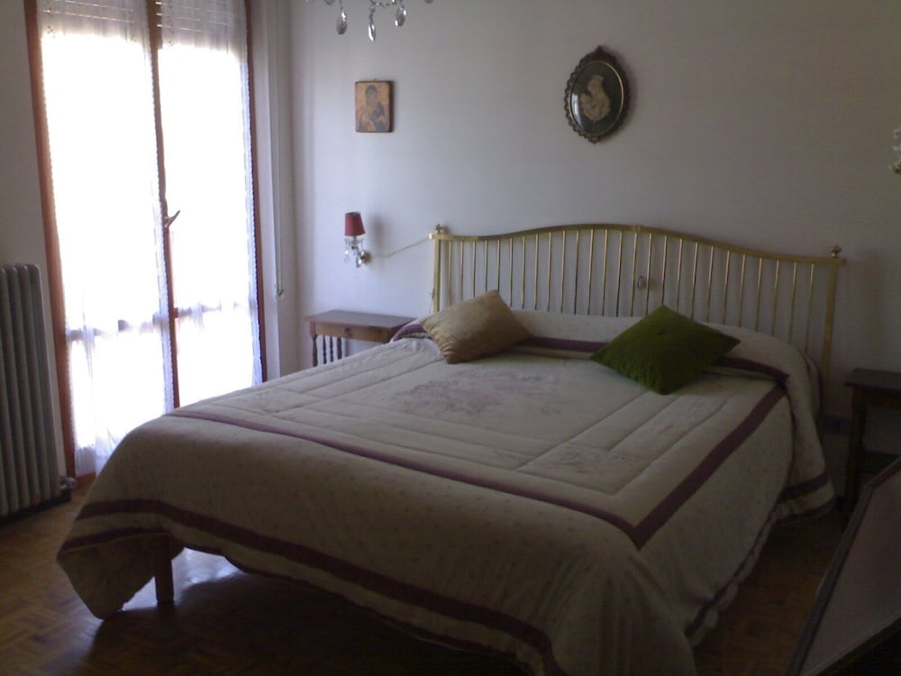 6guests-skiing-mountainviews-fireplace-freeparking view 2