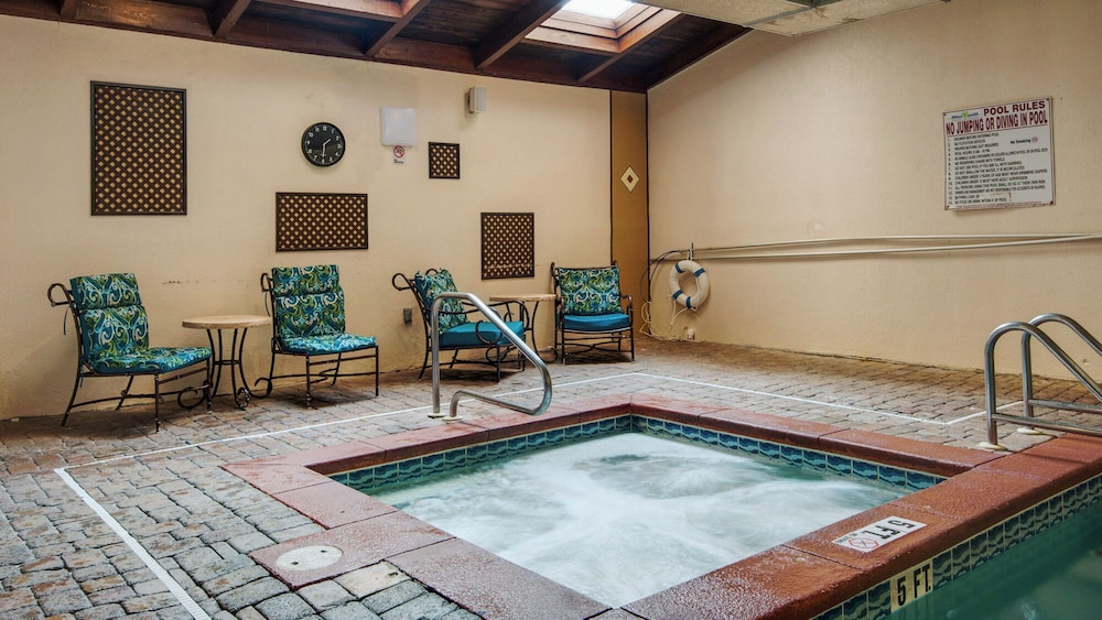 Beachfront Corner Unit w/ Wrap-around Balcony, Close to Attractions!