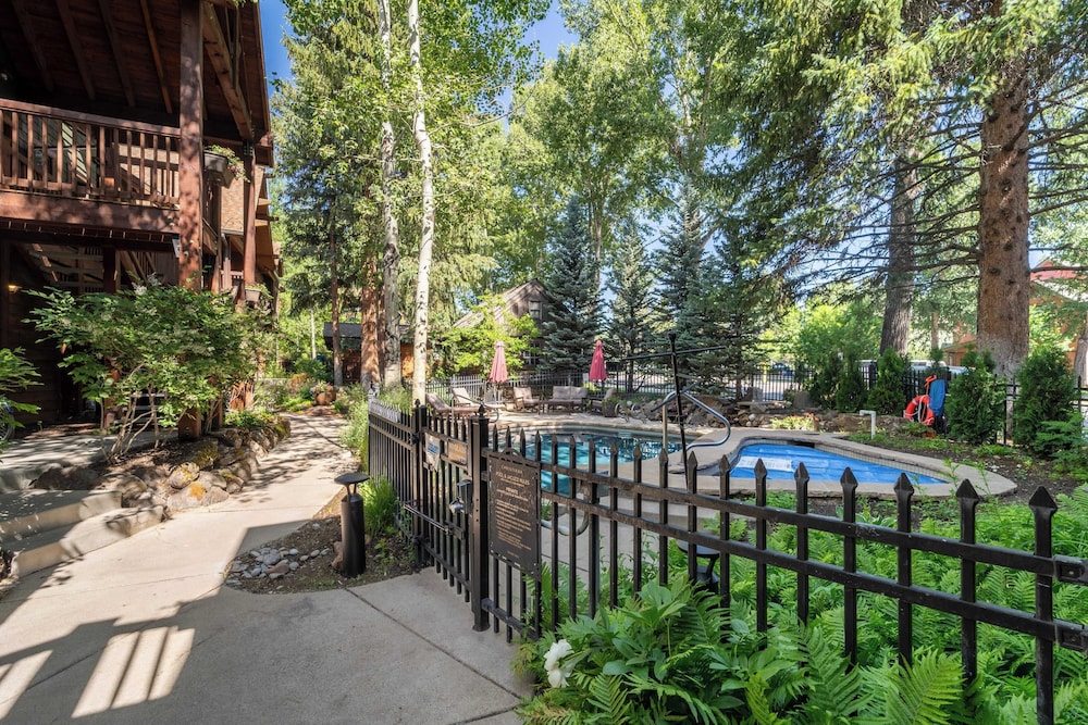 Aspen Hideaway by Avantstay Walk to Aspen, Near Slopes + Pool & Hot Tub Access