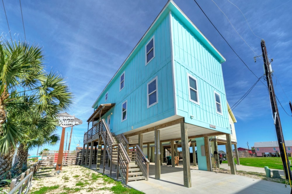 6bdr Bay Haven w/ Shared Waterfront Pool + Boat Dock Keeper Trout by Avantstay