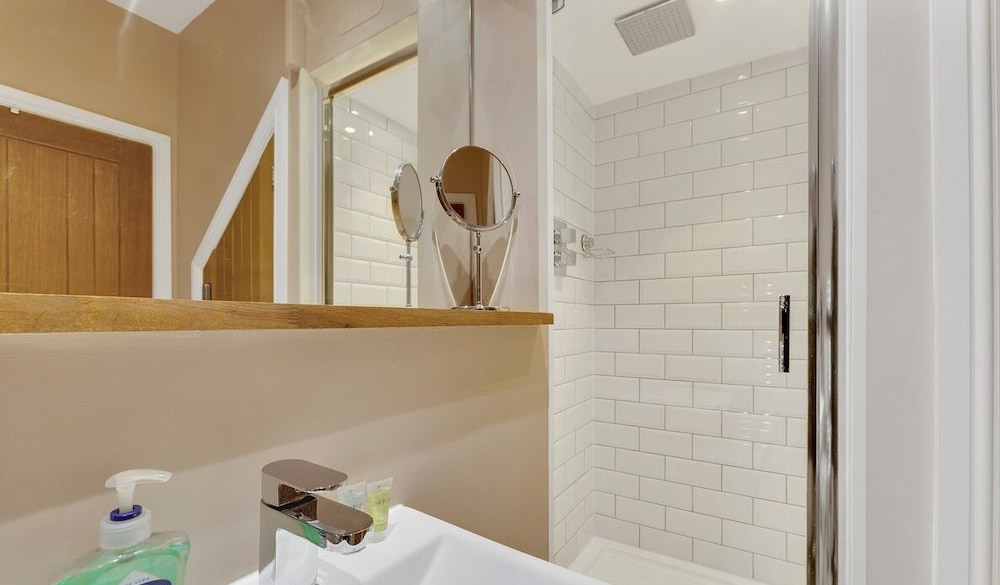 Bantham Mews by Pureserviced 1 Bedroom Luxury Mews