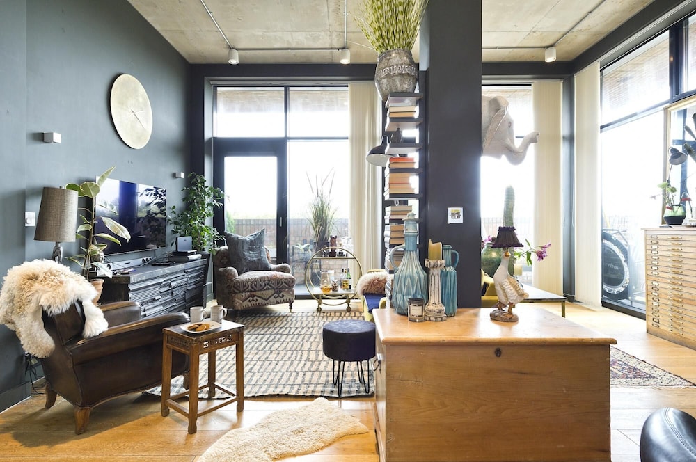 Fabulous East London Flat With Rooftop Pool by Underthedoormat