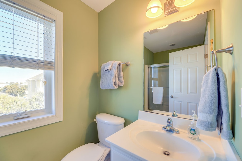 2 Blocks to Shore: Atlantic Beach Home w/ Views!