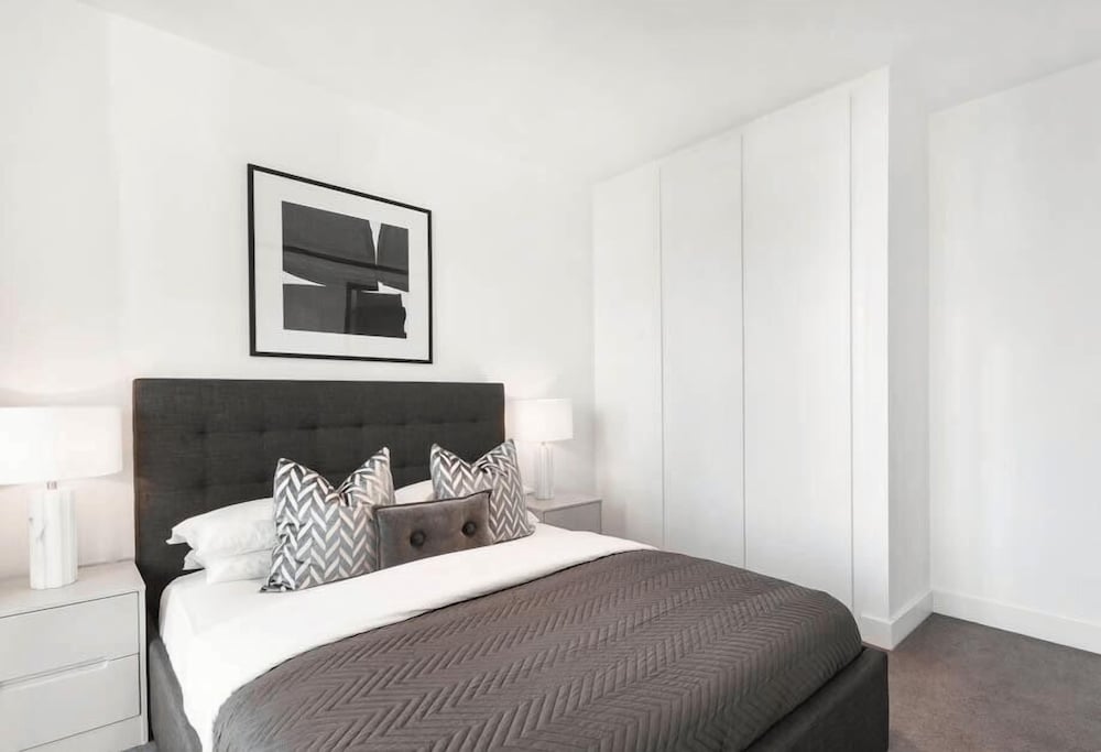 One-Bedroom Balcony Apartment City View