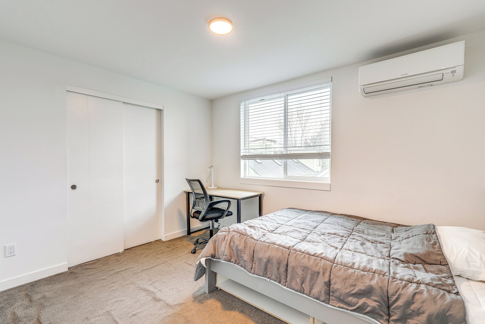 Walk to UW: Townhome w/ Rooftop Patio!