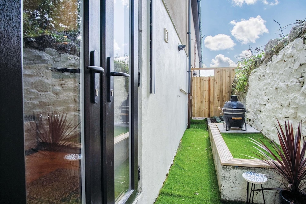 The Cottage - 2 Bedroom Cottage - Tenby