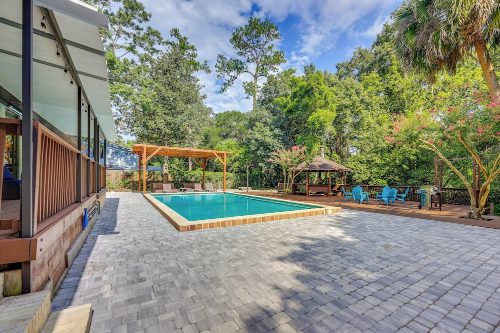 1 Mi to UF Campus: Group Retreat w/ Outdoor Oasis