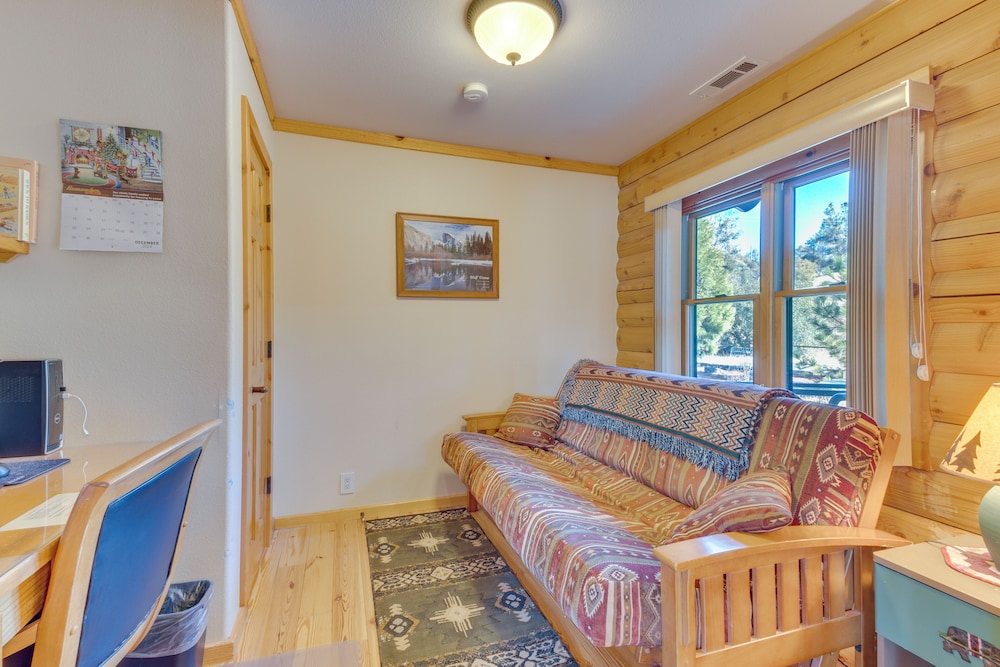 33 Mi to Yosemite NP: Custom Log Home w/ Deck!