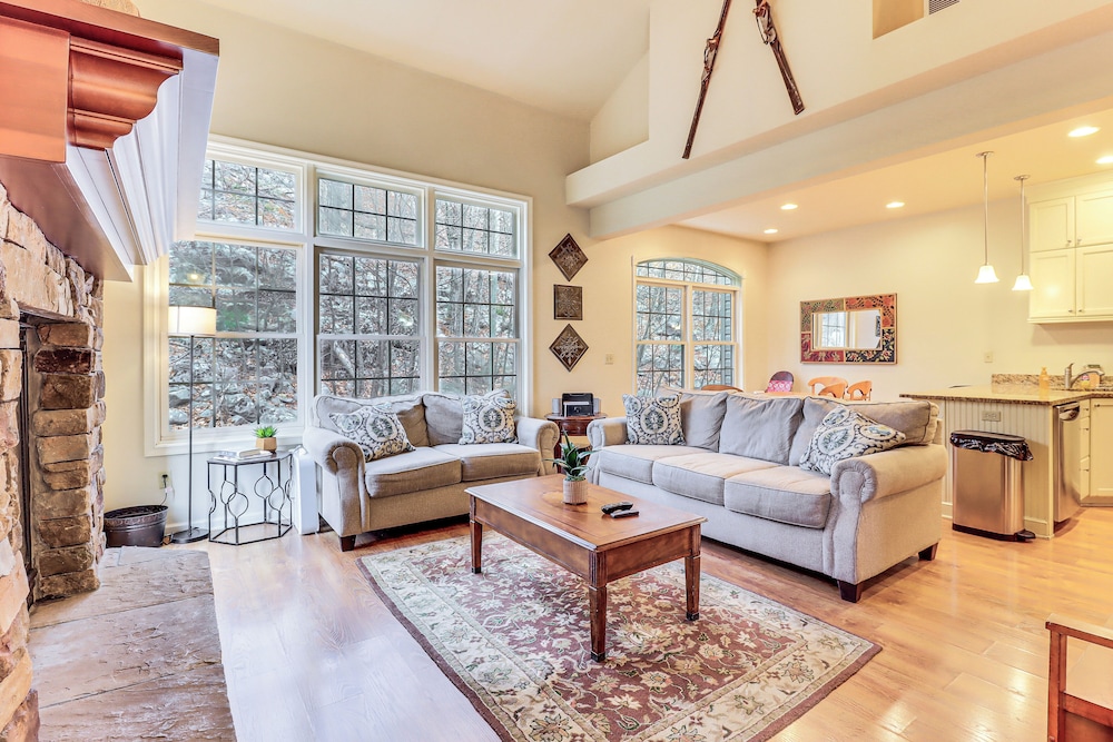 Boulder Lake Access: Townhome w/ Deck!