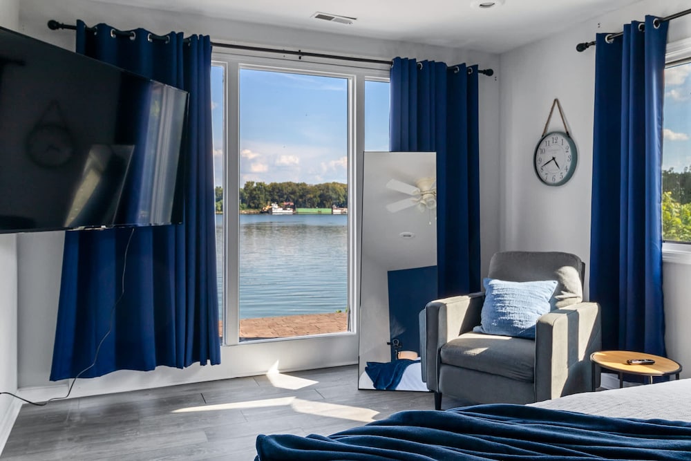 Renovated River Home Hot Tub Sauna Game Room