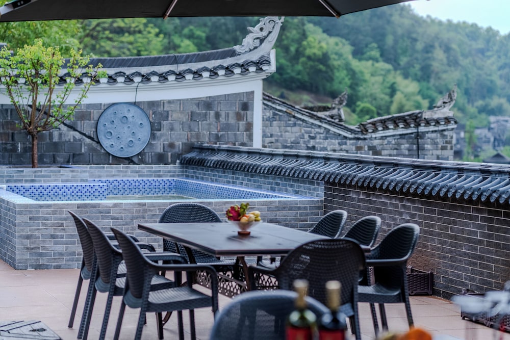 Fenghuang Yiquan River View B&B