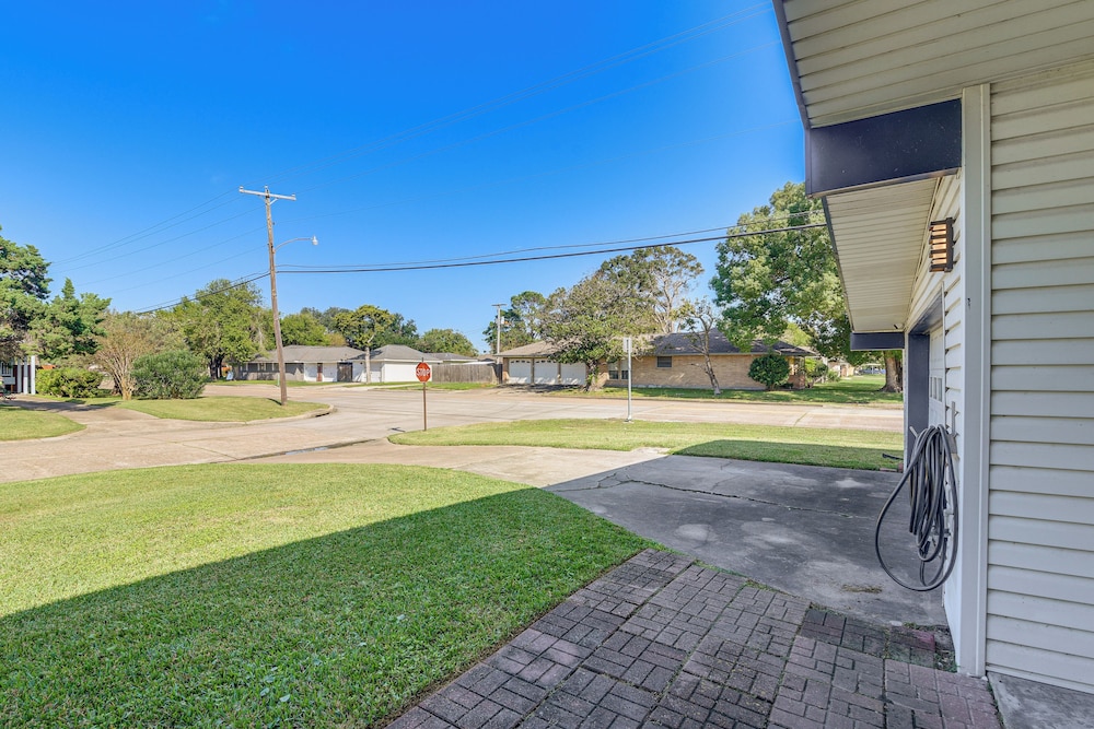 5 Mi to Texas City Dike & Beach: Home w/ Yard!