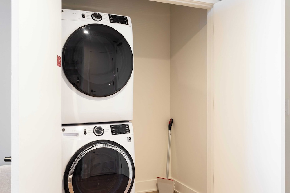 New Austin High Rise w/ Luxe Amenities Rooftop Pool, Gym, Yoga Studio & More!