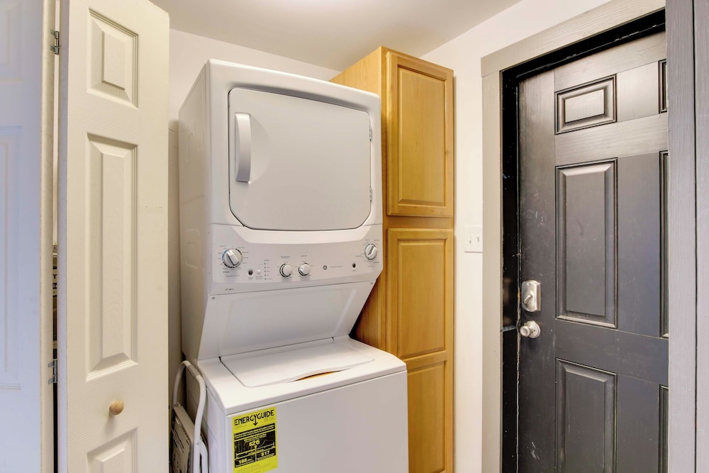 2 Mi to Self Regional MC: Updated Apartment
