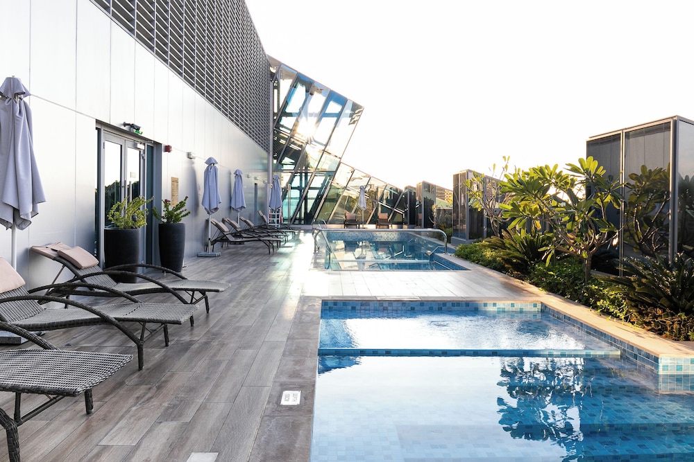 SIMPLY COMFORT Urban Chic Suites in J One Tower City & Canal Views