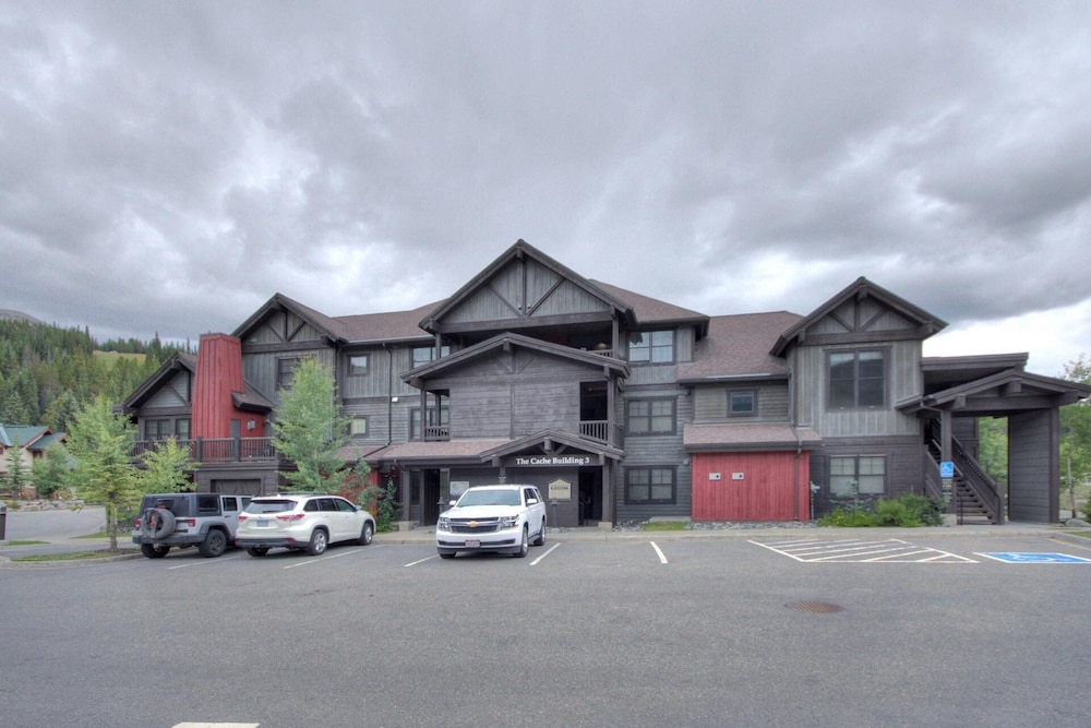 The Perfect Condo in West Village, Big Deck and next to the lift - CA1203 by RedAwning