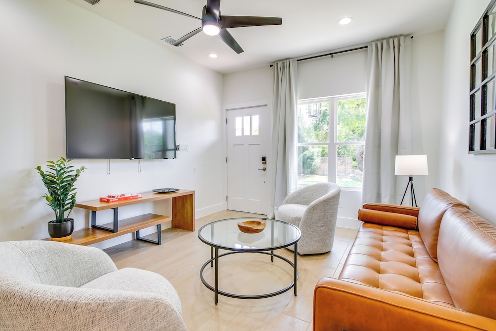 Stylish Brownsville Stay: Coastal Day Trips!