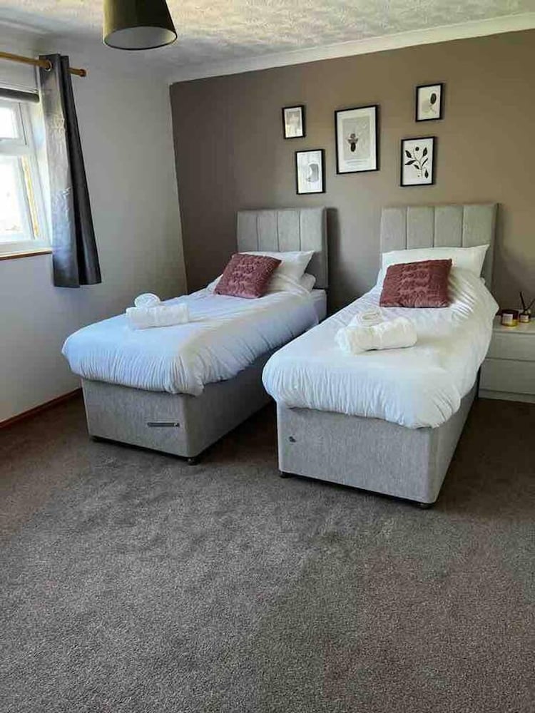 Spacious 3-bed House in Swindon view 2