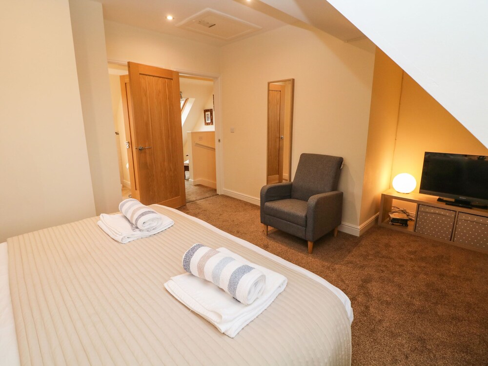 1 Knowleston House