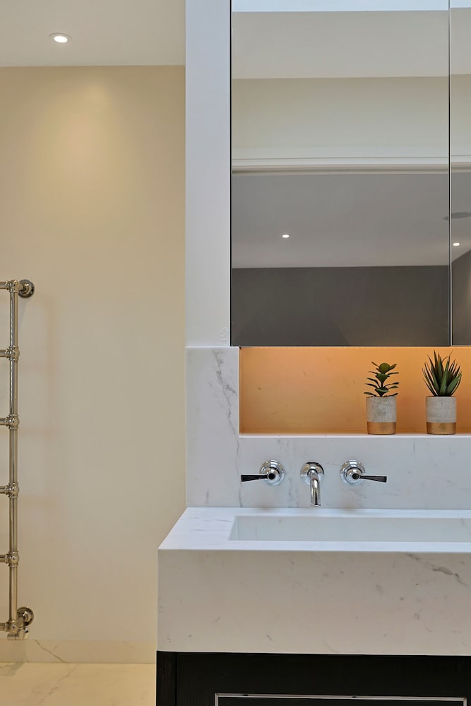 Luxe Home With Cinema Room - South Kensington