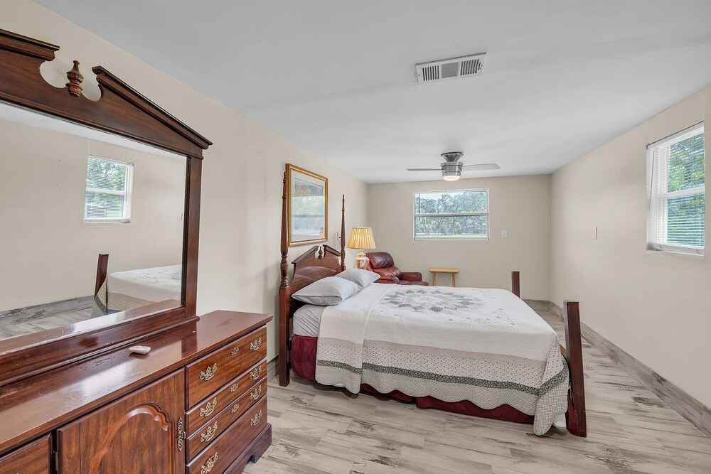 Elwood Park Gem: Spacious 3br Prime Location 3 Bedroom Home