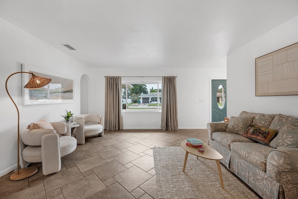 Naples Henrie Hideaway - Private Pool, Pet Friendly 12 Mins From Beach & Downtown 3 Bedroom Home