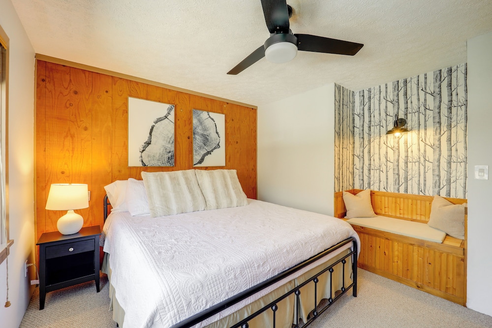 Walk to Ski Slopes: Sugar Mountain Unit w/ Balcony