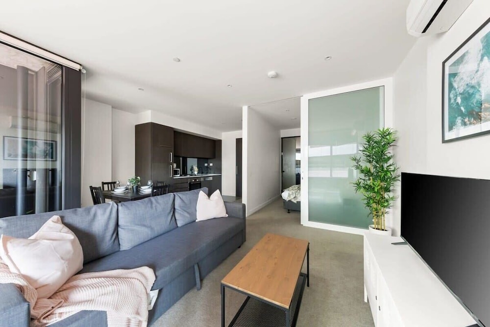 Stylish & Modern 2BR Apt Near Victoria Market