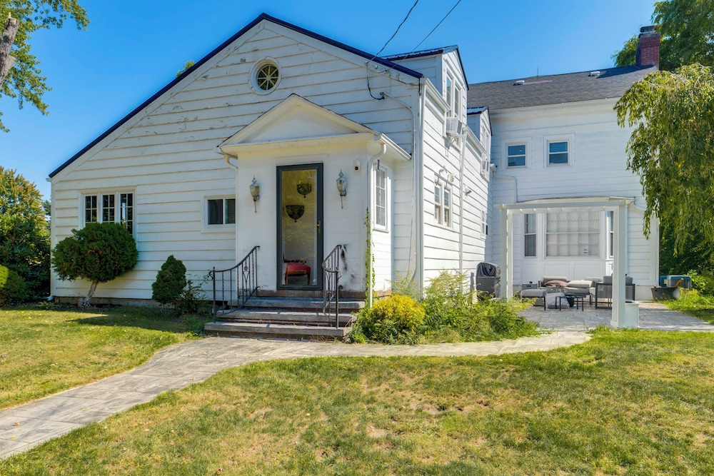 Near Lake Erie, Harbor & Parks: Conneaut Getaway!