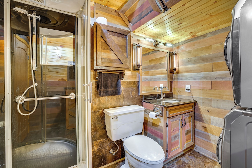 Steps to Marina & Beach: Couples Cottage in Pepin