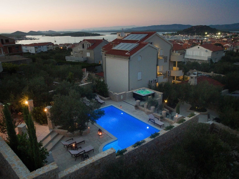 Adorable Apartment in Murter with Hot Tub view 4