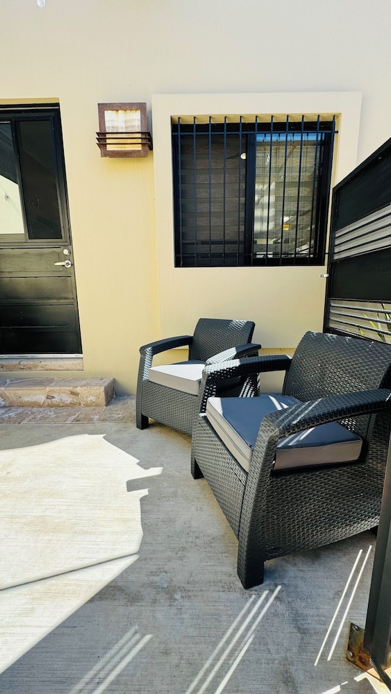 Modern 1 Bedroom Guesthouse - Free Bikes - Huge Patio - Gym - Pickleball Court
