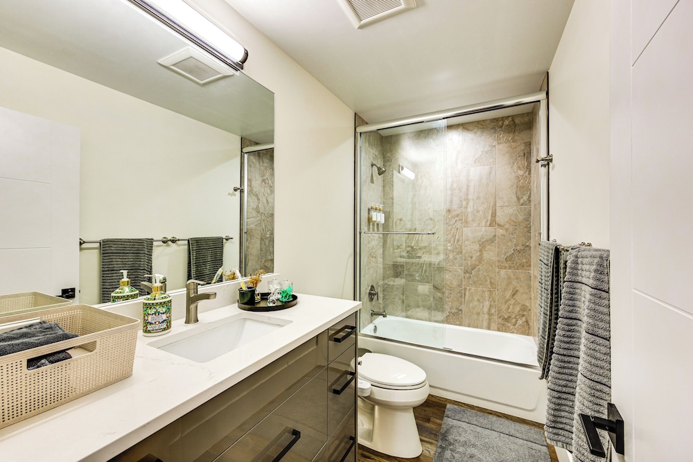 Quiet PNW Base: Walkable Apt in Normandy Park