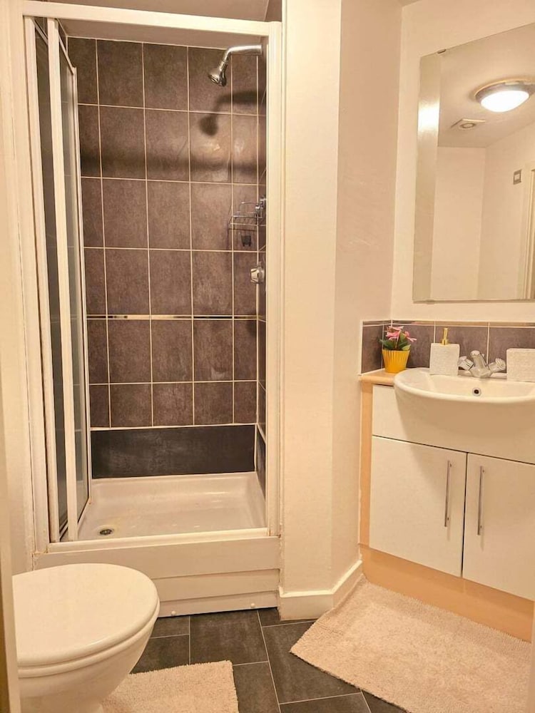 Bright 4-bed Swansea Getaway With Parking