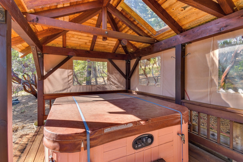 Hot Tub + Pool Table: Cabin Near Calaveras Park!