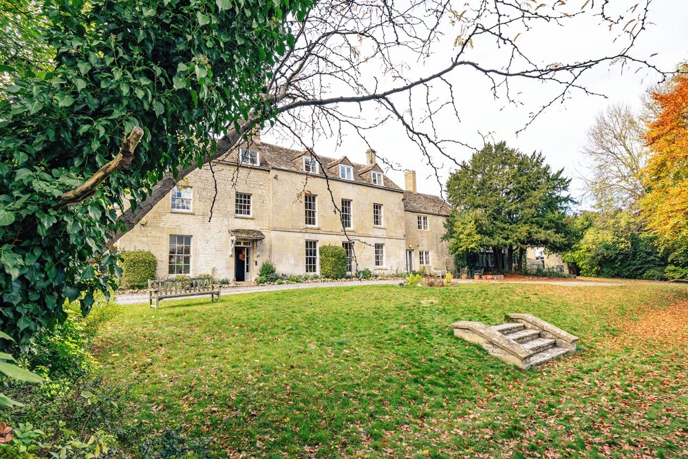 Stunning 8-Bedroom Home in Painswick